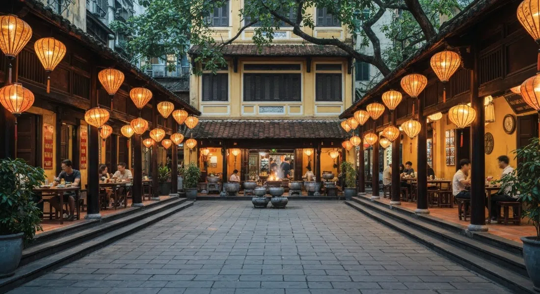 el patio iluminado con faroles en Quan An Ngon en Phan Dinh Phung, con pabellones de cocina abiertos y comensales bajo la cálida luz de la tarde