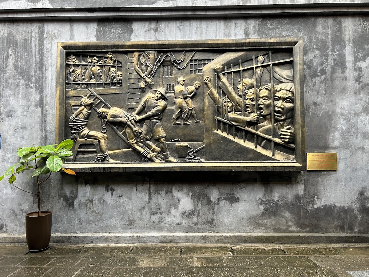 Hoa Lo Prison Museum — photo 6