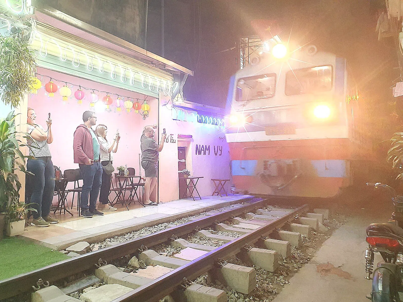 Nam Vy Coffee (Hanoi Train Street 2), Hanói
